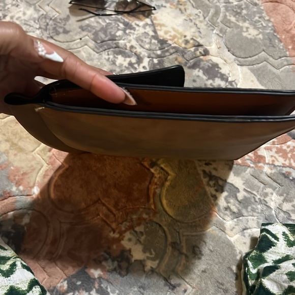 Beautiful Clutch - Picture 8 of 10